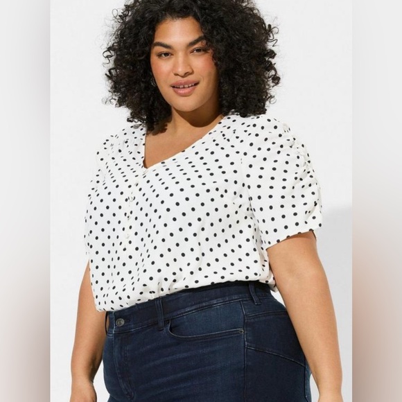 NWT torrid size 3 Harper Georgette V-Neck Ruched Sleeve Blouse white polka dots - Picture 2 of 6